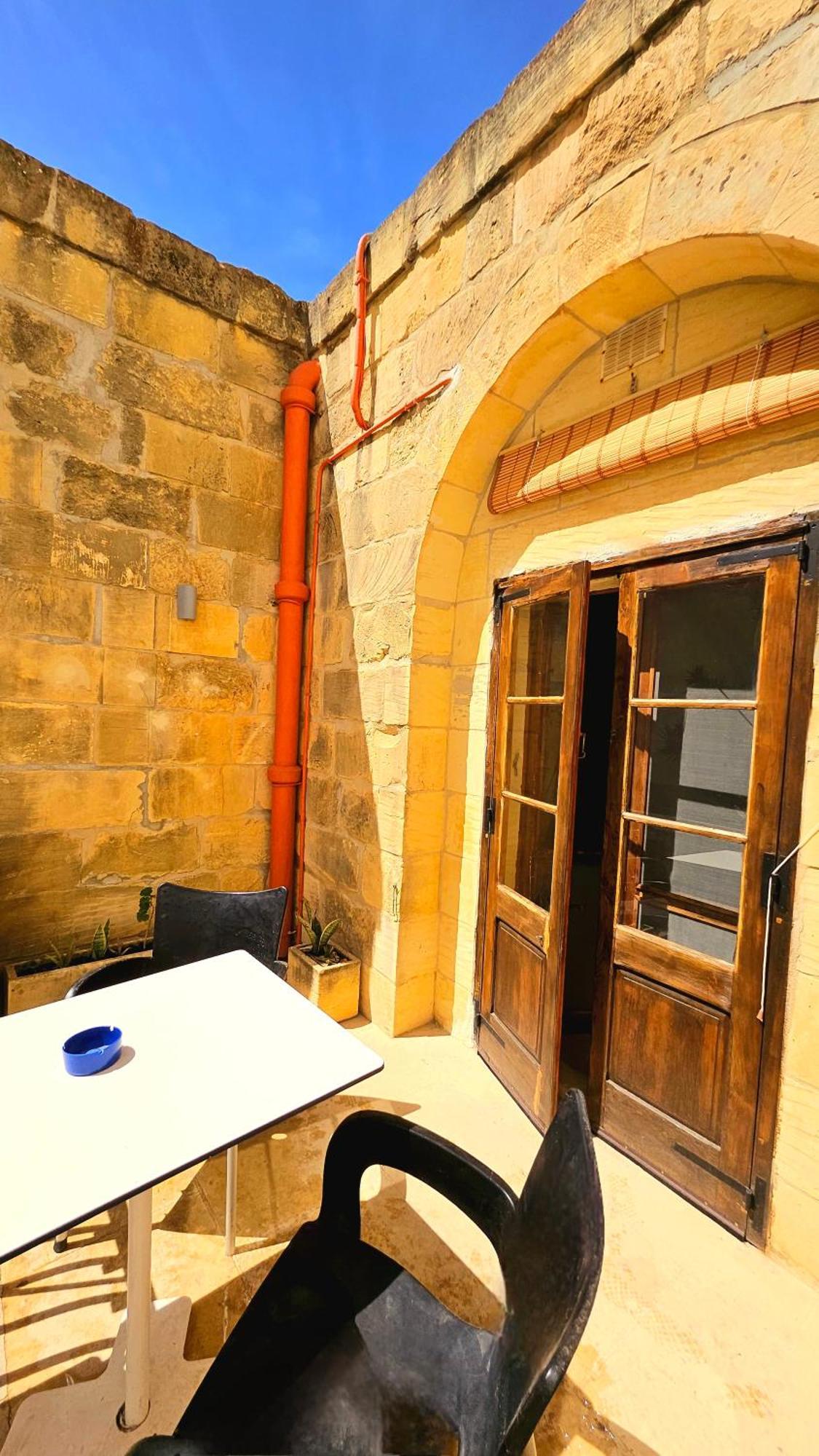 Charming Pool Side Holiday home Xaghra