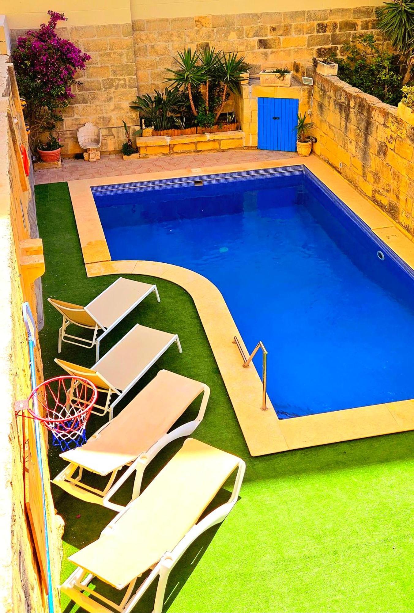 Charming Pool Side *