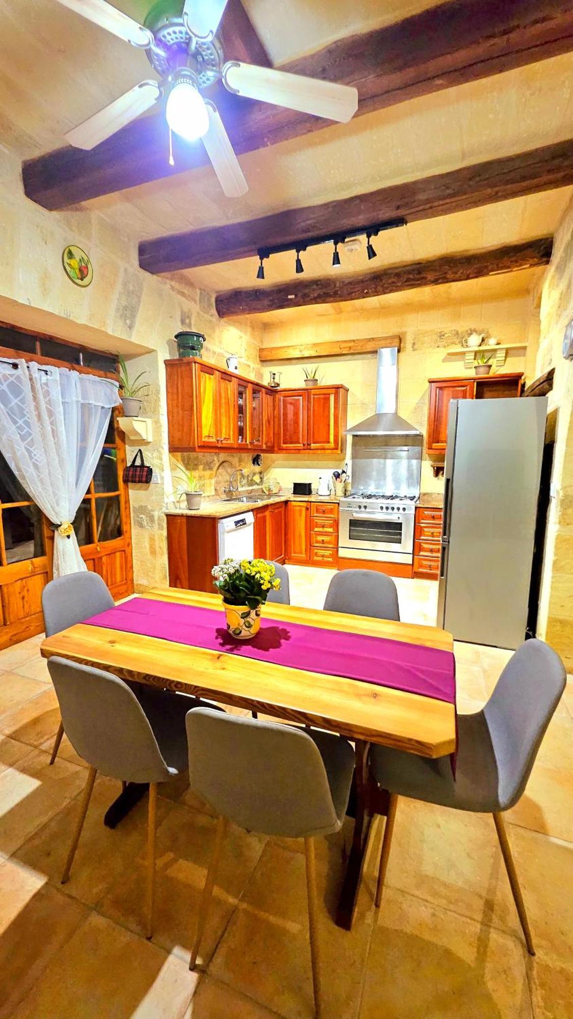Charming Pool Side Holiday home Xaghra