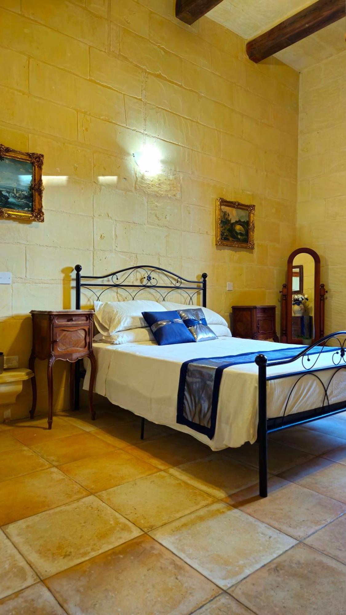 Charming Pool Side Holiday home Xaghra