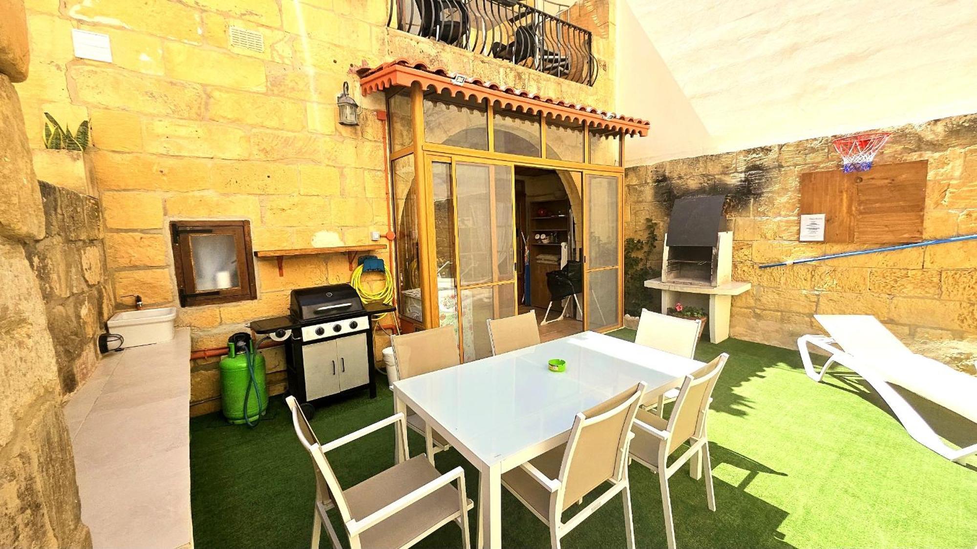 Charming Pool Side Holiday home *